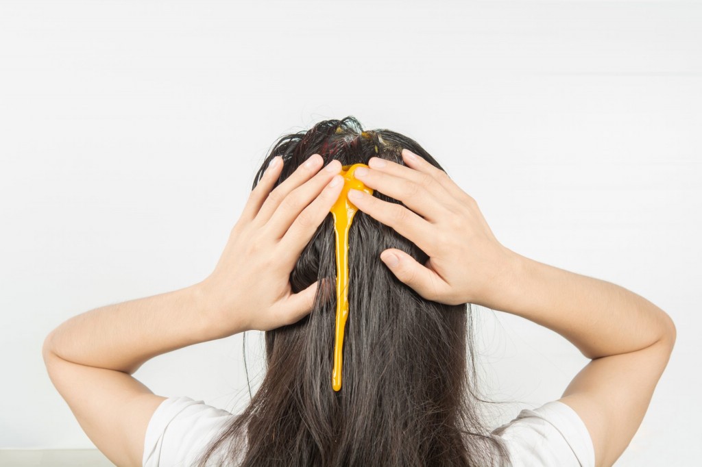 faca um tratamento de ovo no cabelo