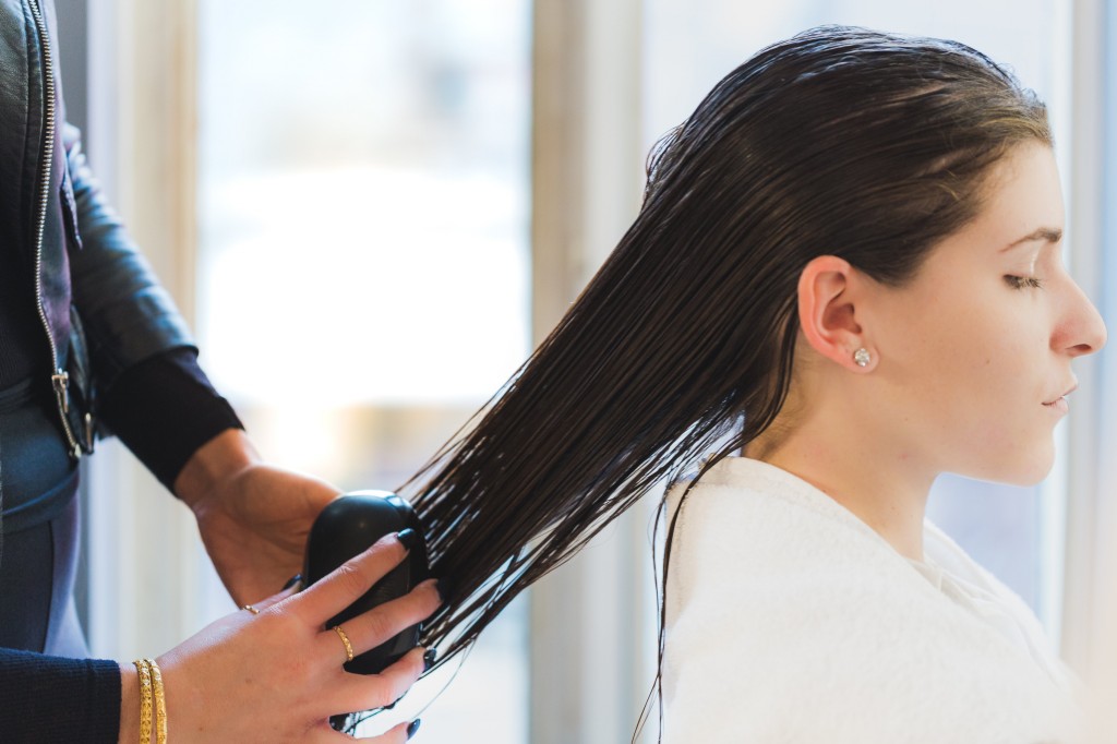 manuseie o cabelo molhado com cuidado