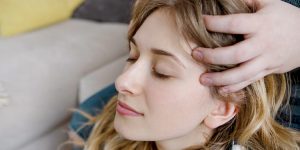 massagem no couro cabelo para estimular o crescimento saudavel do cabelo