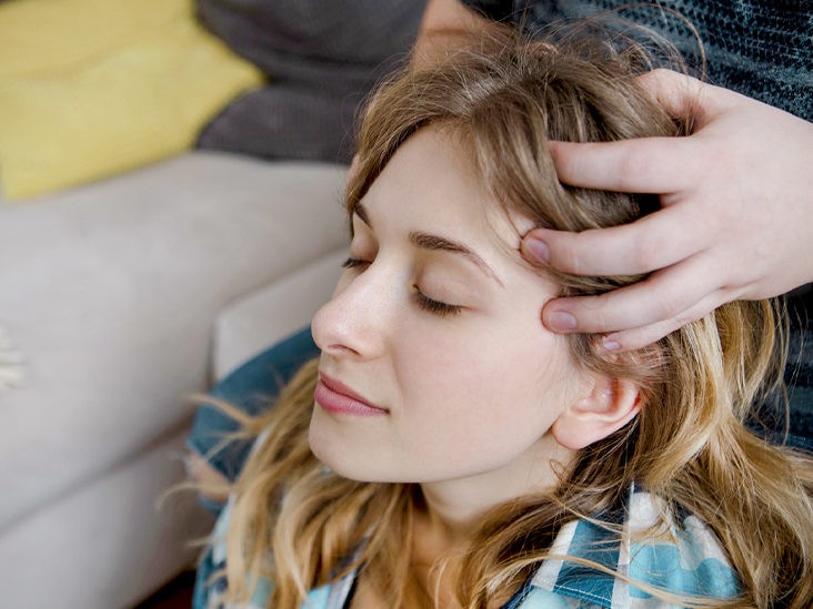 massagem no couro cabelo para estimular o crescimento saudavel do cabelo