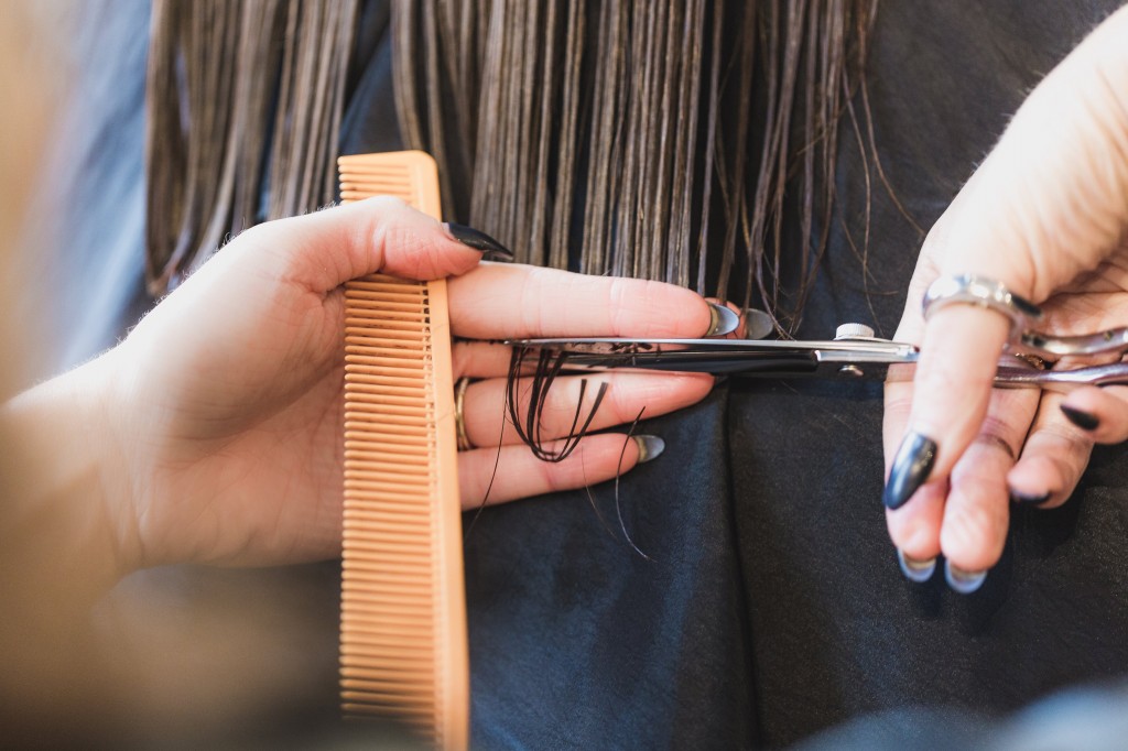 nao ter cortes de cabelo regulares causa a quebra de cabelo