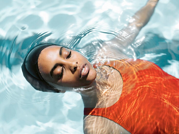 use protecao no cabelo antes de pular na piscina