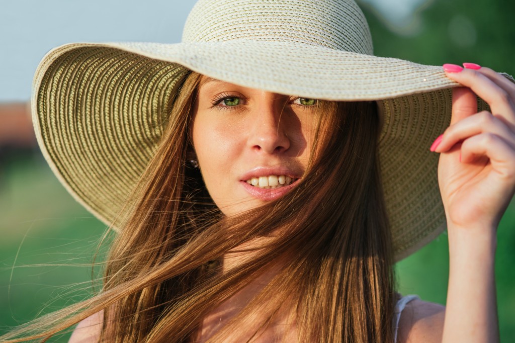 use um chapeu para evitar ressecamento do cabelo